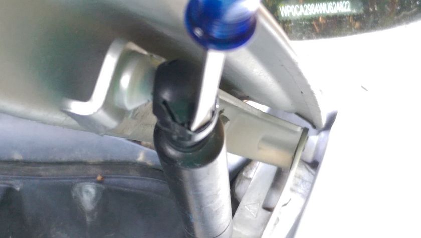 Pry Retaining Clip Off Lift Cylinder